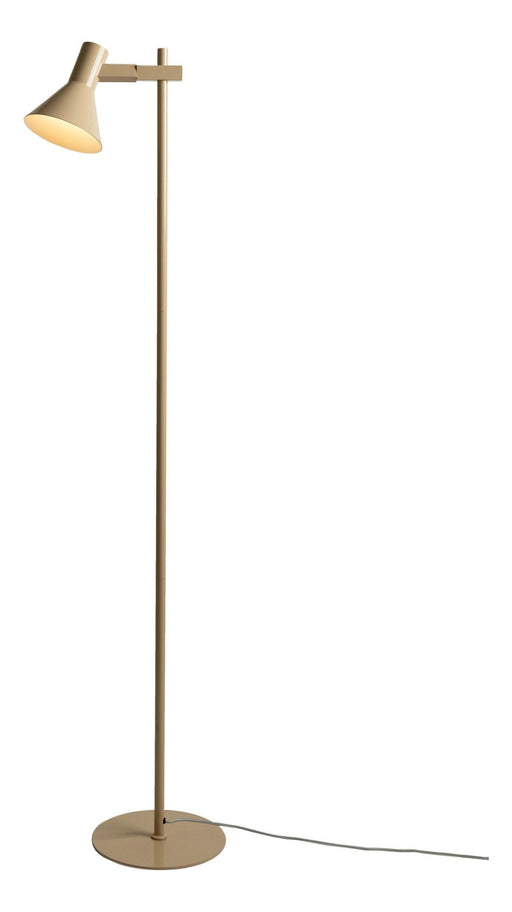It's about RoMi Stehleuchte Stavanger in Beige mit rundem Metallfuß und schräg gestelltem Schirm vor weißem Hintergrund.