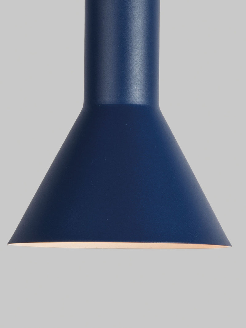 Detailansicht der dunkelblauen Hängeleuchte It's about RoMi Stavanger mit konischem Metallschirm und weiß ausgekleidetem Innenraum.