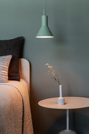 It's about RoMi Hängeleuchte Stavanger in Grün: grüne Metall-Pendelleuchte über einem Bett mit Beistelltisch und Vase.