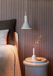 It's about RoMi Hängeleuchte Stavanger in Sand: Metallschirm über einem Bett mit gestreifter Holzwand und Beistelltisch.