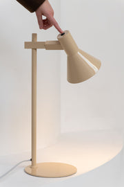 Beige Tischleuchte „It’s about RoMi Stavanger“ aus Eisen mit verstellbarem Kegelschirm und Fingerschalter am Schirm.