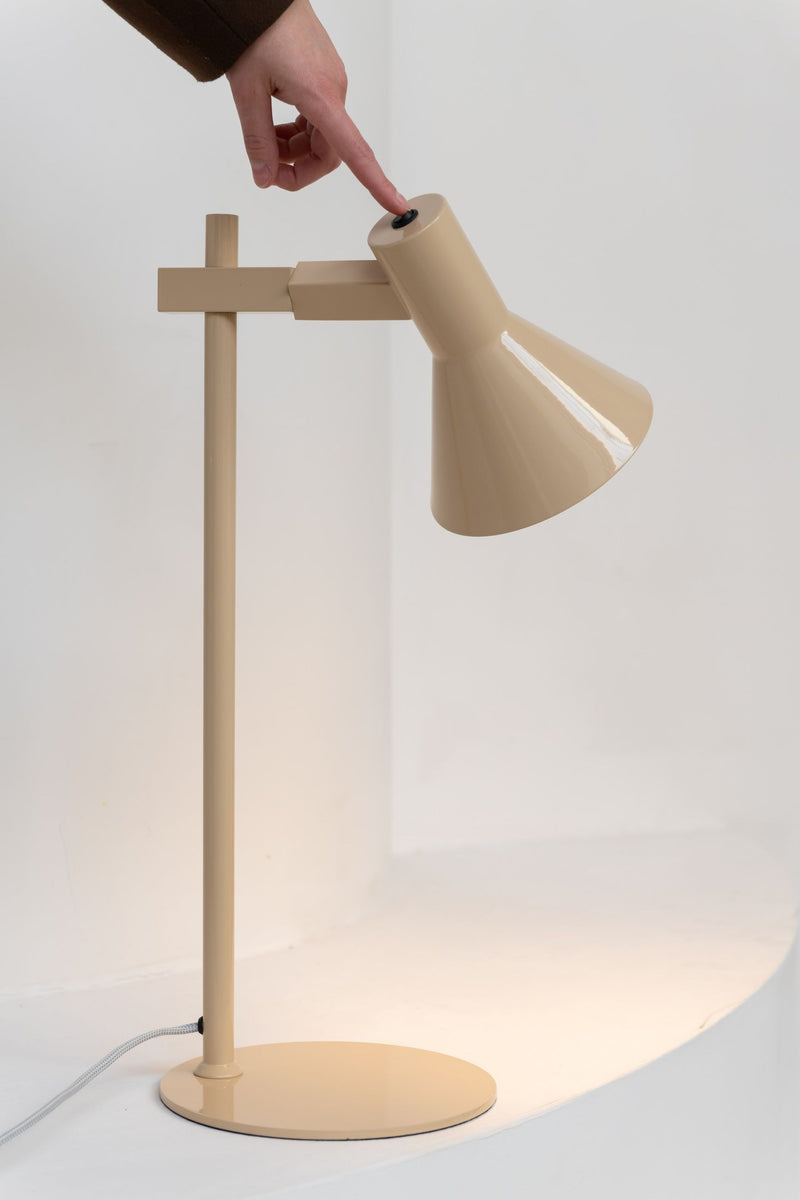 Beige Tischleuchte „It’s about RoMi Stavanger“ aus Eisen mit verstellbarem Kegelschirm und Fingerschalter am Schirm.