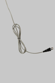 Detailaufnahme des beigen, gewebten Stromkabels mit schwarzem Schutzkontaktstecker der It's about RoMi Tischleuchte Stavanger aus Eisen.