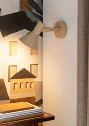 It’s about RoMi Wandleuchte Stavanger in Beige: schwenkbarer Eisenschirm an Wandhalterung vor gemusterter Tapete