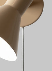 RoMi Wandleuchte Stavanger in Beige: Detailansicht des konischen Eisenschirms mit weißem Innenleben und grauem Textilkabel.