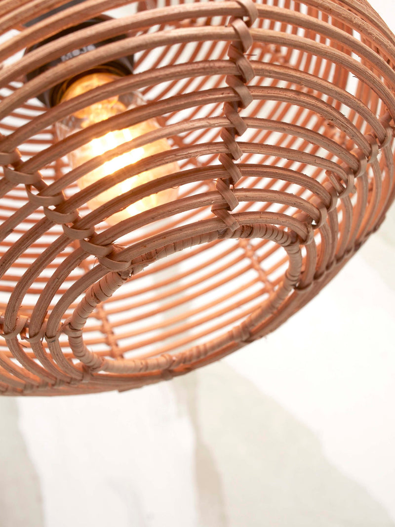 Detailansicht des geflochtenen Rattan-Schirms der Deckenleuchte Good&Mojo Tanami in Natur, durch den die Glühbirne schimmert.