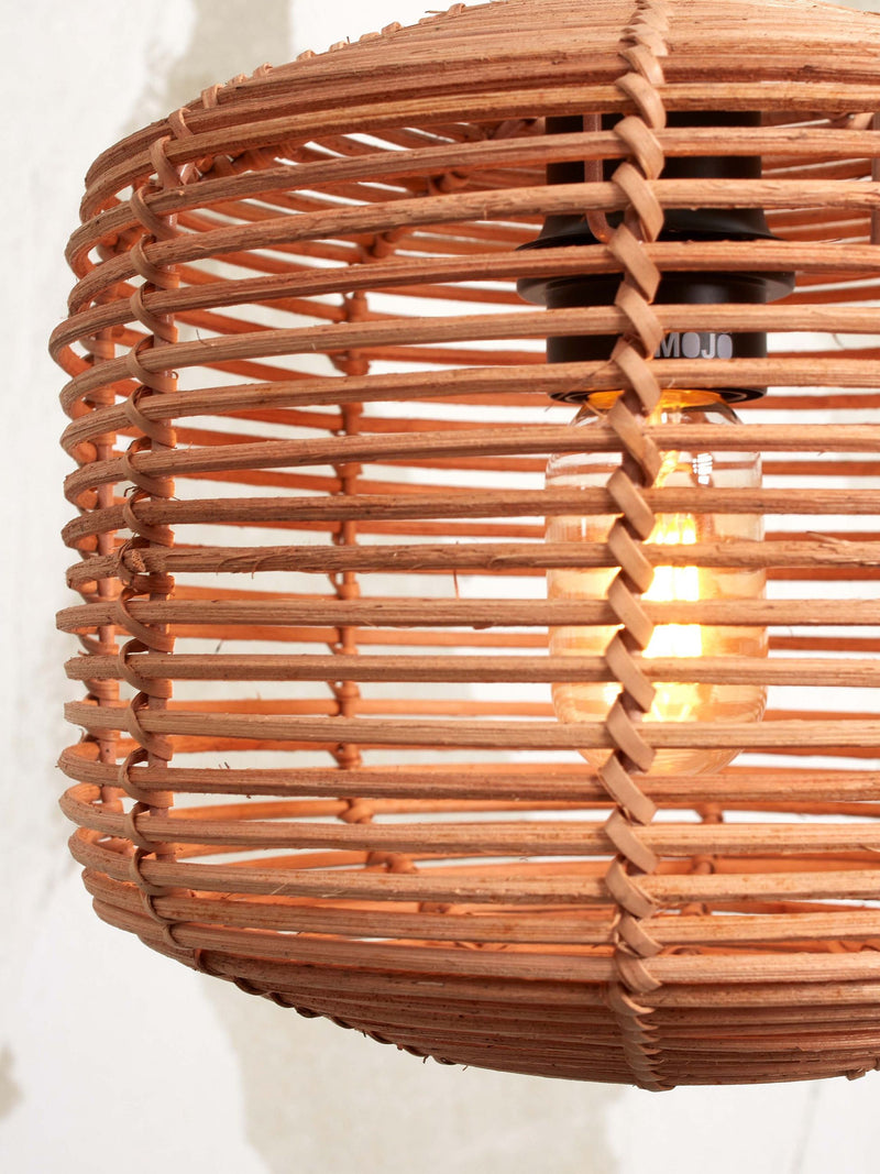 Detailansicht der Deckenleuchte Good&Mojo Tanami: geflochtener Rattanschirm in Naturtönen, durch den eine Glühlampe leuchtet.