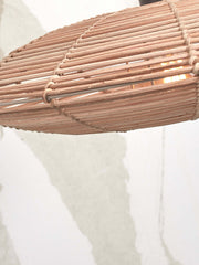 Detailansicht der Deckenleuchte Good&Mojo Tanami Rattan Eisen Natur Ø40cm: geflochtener Rattanschirm mit warm leuchtender Glühbirne