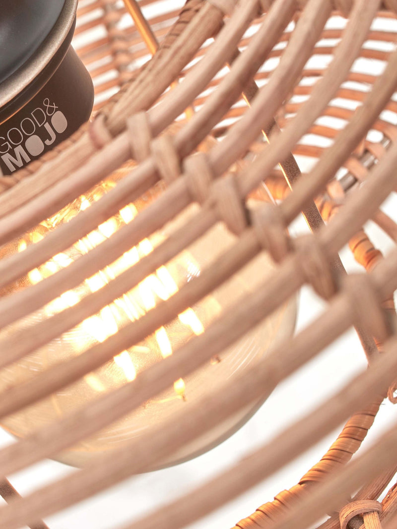 Nahaufnahme des Rattan-Geflechts einer Good&Mojo Deckenleuchte Tanami mit warmem Lichtschein im Inneren.