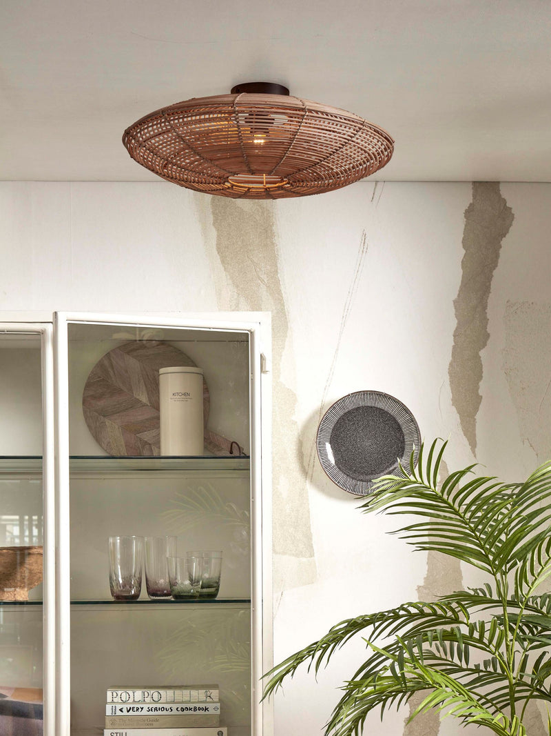 Deckenleuchte Tanami mit geflochtenem Rattan-Schirm in Natur und dunklem Eisen-Baldachin, im Wohnraum an der Decke montiert.