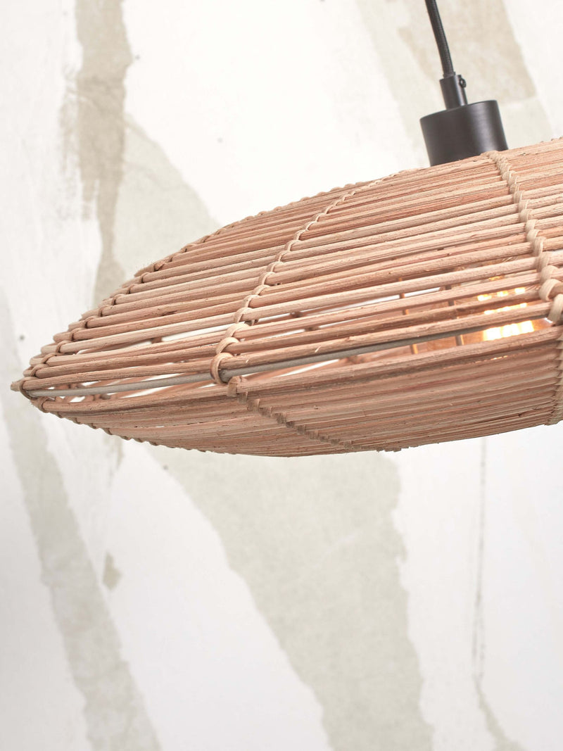 Detailansicht der Hängeleuchte mit geflochtenem Rattanschirm in Naturfarbe, durch die Stäbe scheint warmes Licht.