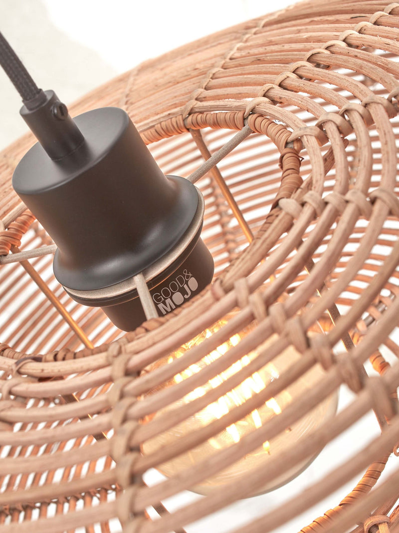 Detailansicht der Pendelleuchte Good&Mojo Tanami mit geflochtenem Rattanschirm in Natur und schwarzer Fassung.