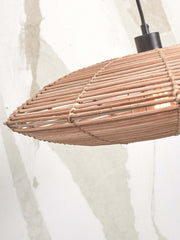 Detailansicht der Pendelleuchte Tanami von Good&Mojo mit geflochtenem Rattanschirm in Naturtönen, vor heller Wand.