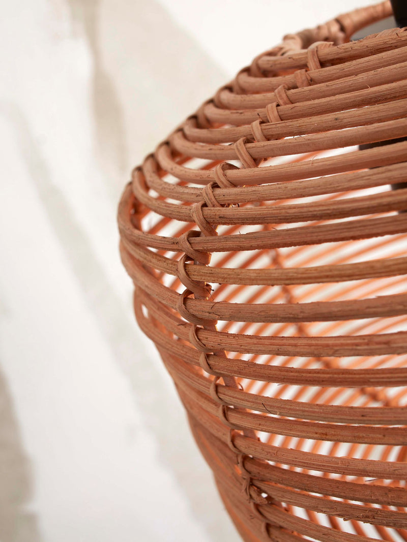 Detailaufnahme des geflochtenen Rattan-Lampenschirms der Good&Mojo Stehleuchte Tanami in Natur mit sichtbarer Wicklung.