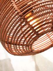Detailansicht des geflochtenen Rattan-Lampenschirms der Good&Mojo Stehleuchte Tanami in Natur, durch den das Licht schimmert.