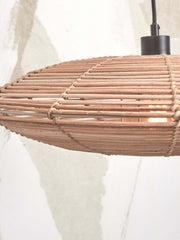 Detailansicht der natürlichen Rattan-Schirmstruktur der Good&Mojo Stehleuchte Tanami mit sichtbarer Glühbirne im Inneren.