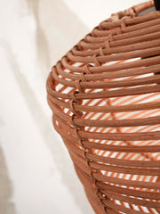 Detailaufnahme des geflochtenen Rattan-Lampenschirms der Good&Mojo Stehleuchte Tanami mit sichtbaren Lichtschlitzen.