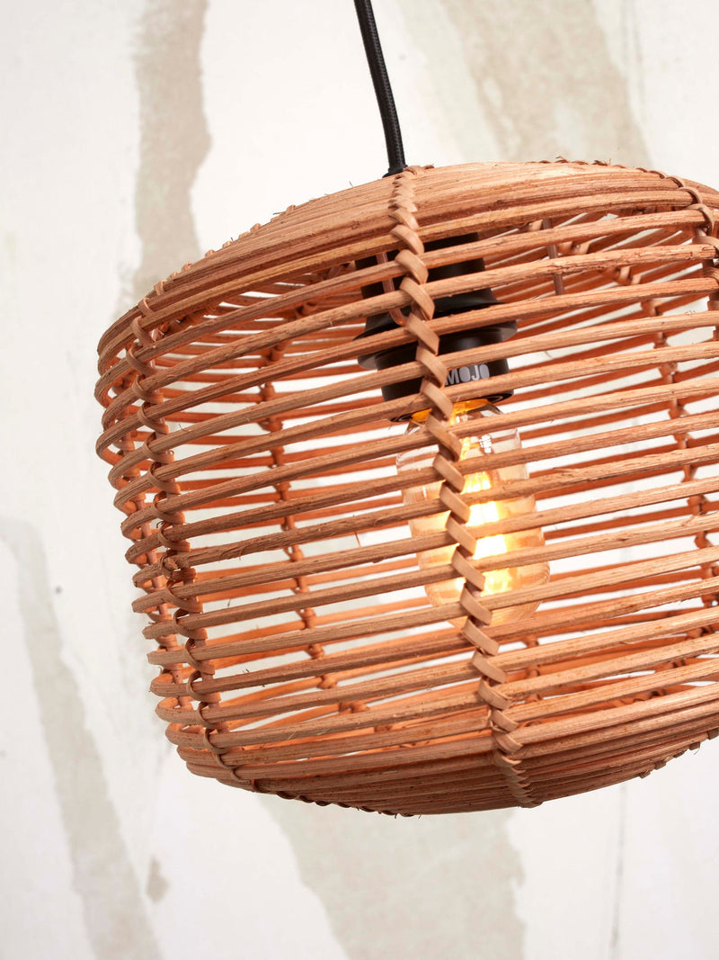 Hängeleuchte Good&Mojo Tanami mit geflochtenem Rattan-Schirm in Natur, eingeschaltet und warm leuchtend.