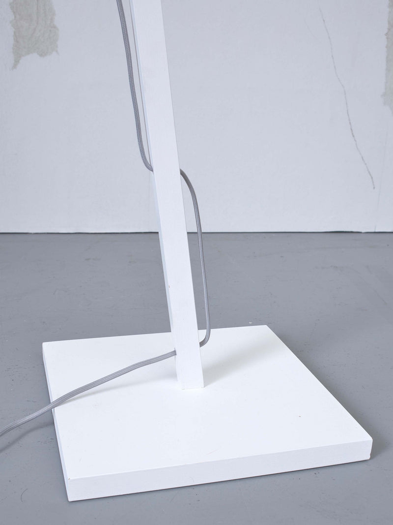 Detailansicht des weißen Fußes und Standrohrs der Stehleuchte Good&Mojo Tanami mit grauem Textilkabel.