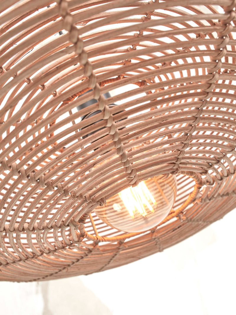 Detailansicht des geflochtenen Rattan-Schirms der Good&Mojo Stehleuchte Tanami mit sichtbarer Glühlampe im Inneren.