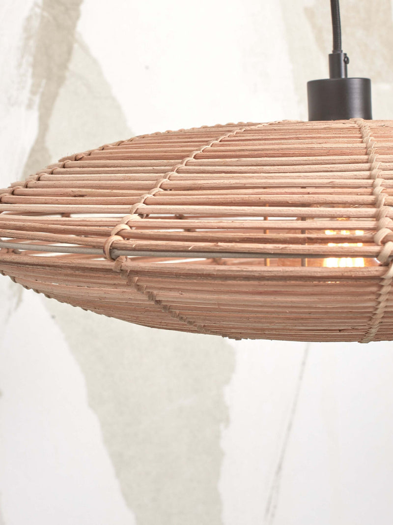 Detailansicht des Geflechts einer Good&Mojo Tanami-Leuchte aus natürlichem Rattan mit sichtbarer Glühbirne im Inneren.
