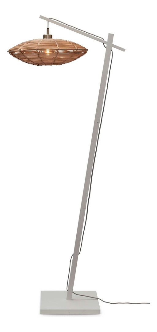 Stehleuchte Tanami mit weißem Bambusgestell, schräg geneigtem Arm und ovalem Rattanschirm in Naturton.