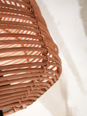 Detailaufnahme des geflochtenen Rattanschirms der Good&Mojo Stehleuchte Tanami in Natur mit sichtbaren Wicklungen.