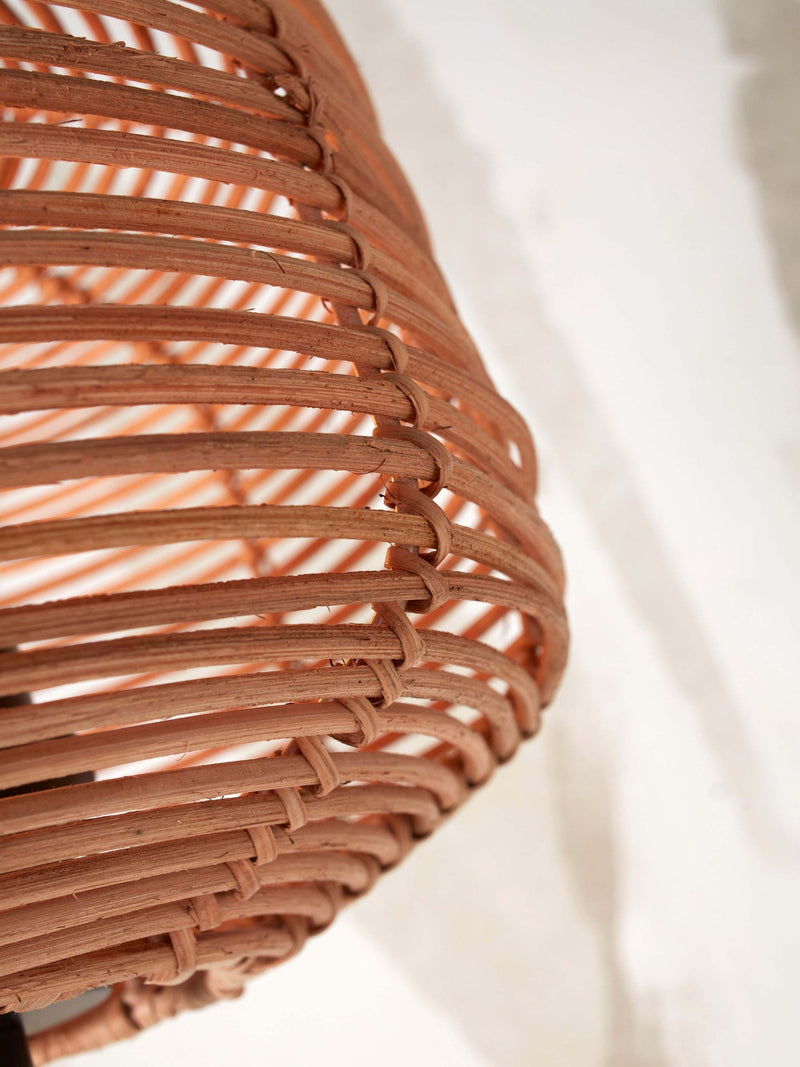 Detailaufnahme des geflochtenen Rattanschirms der Good&Mojo Stehleuchte Tanami in Natur mit sichtbaren Wicklungen.