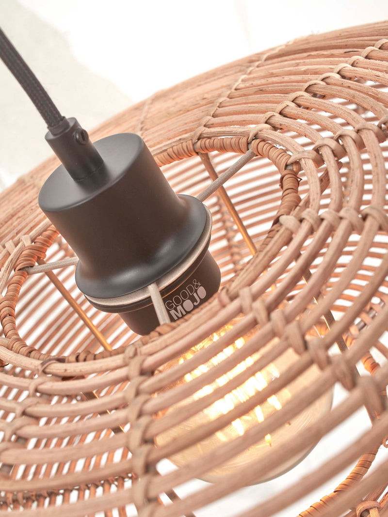 Detailansicht der Good&Mojo Hängeleuchte Tanami aus Rattan in Natur mit dunkler Fassung und geflochtenem Schirm.