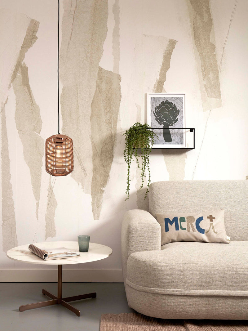 Good&Mojo Hängeleuchte Tanami aus Rattan und Eisen in Natur: Rattanschirm als Pendelleuchte über einem Beistelltisch im Wohnraum.