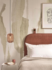 Hängeleuchte Tanami aus Rattan in Natur, im Schlafzimmer über dem Nachttisch mit Lederkopfteil und Wandkunst.