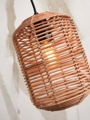Detailansicht der Hängeleuchte Tanami von Good&Mojo mit geflochtenem Rattan-Schirm in Natur, durch den die Glühbirne schimmert.