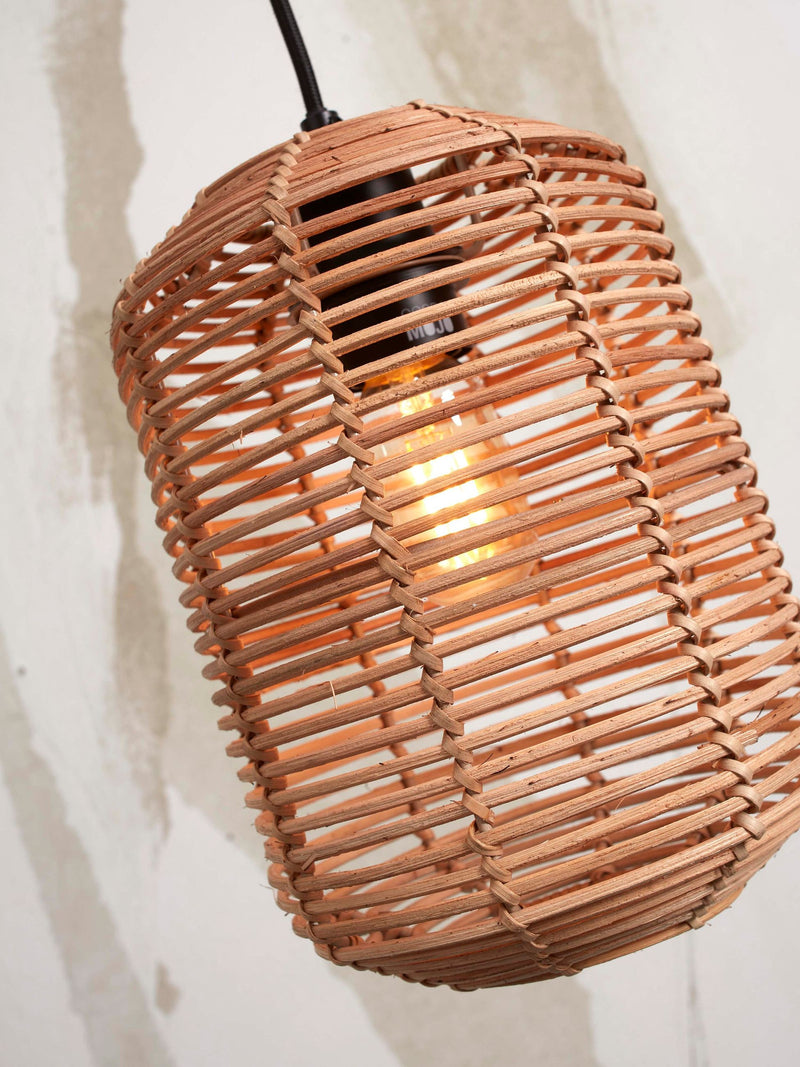 Detailansicht der Hängeleuchte Tanami von Good&Mojo mit geflochtenem Rattan-Schirm in Natur, durch den die Glühbirne schimmert.