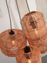 Drei Hängeleuchten Tanami aus geflochtenem Rattan in Naturfarbe mit schwarzen Eisenfassungen und gemustertem Kabel.