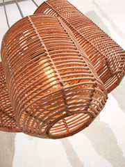 Detailansicht der Hängeleuchte Tanami von Good&Mojo mit geflochtenem Rattan-Schirm in Naturtönen und sichtbarer Glühbirne.
