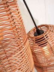 Detailaufnahme der Hängeleuchte Good&Mojo Tanami: geflochtener Rattanschirm in Naturtönen, schwarzes Eisenkabel, Deckenbefestigung.