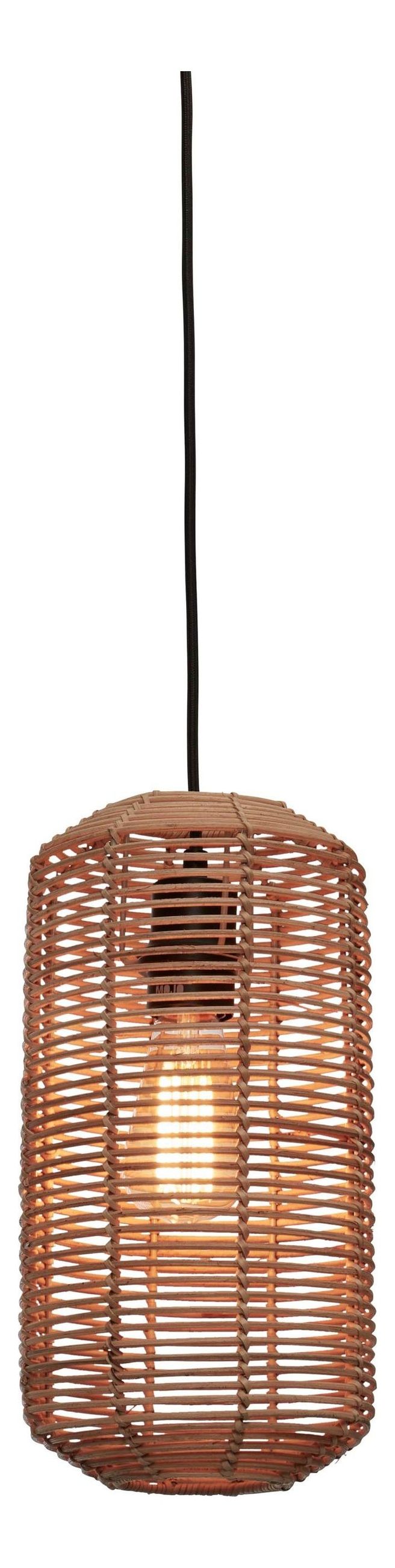 Hängeleuchte Tanami von Good&Mojo mit zylindrischem Schirm aus geflochtenem Rattan in Natur, eingeschaltet.