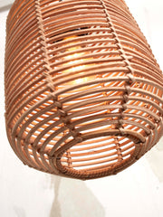 Hängeleuchte Tanami von Good&Mojo aus Rattan in Naturfarbe, Detailansicht des geflochtenen Schirms mit brennender Glühbirne.