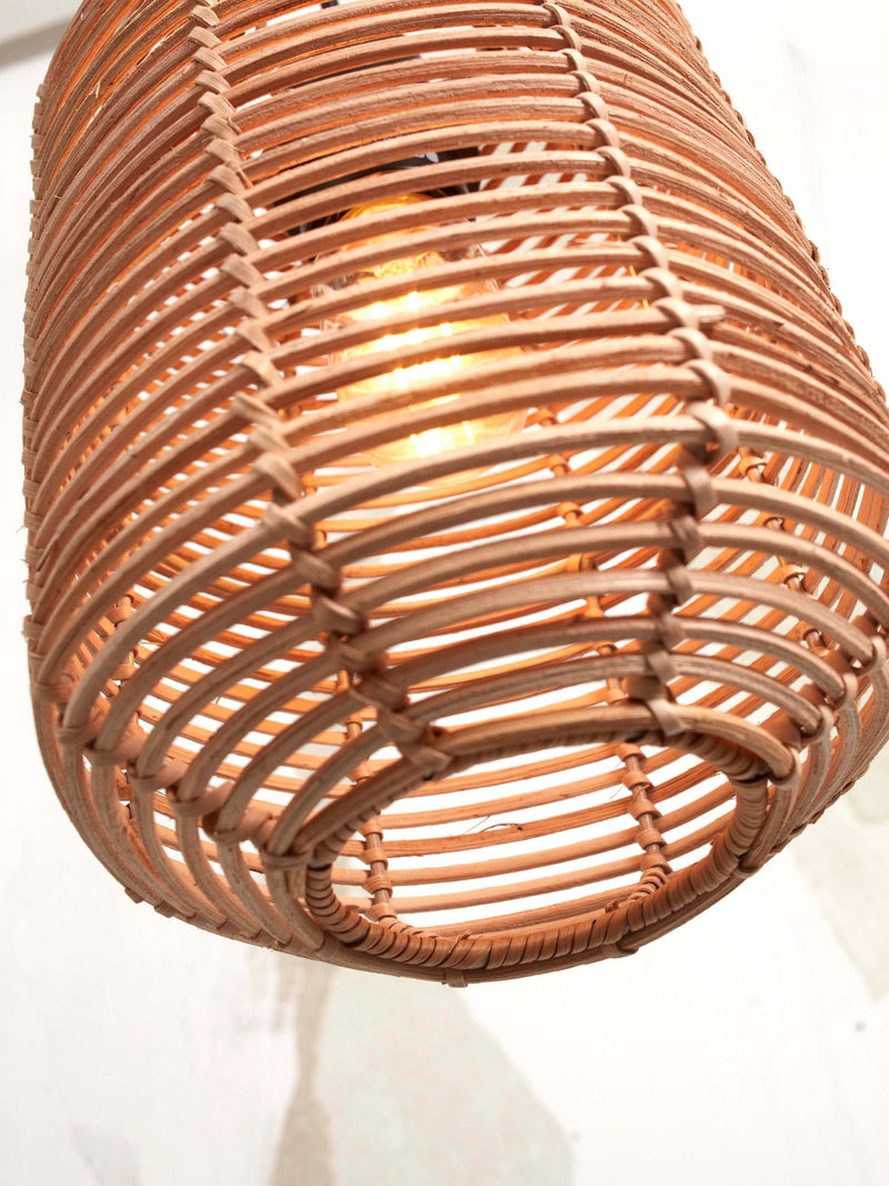 Hängeleuchte Tanami von Good&Mojo aus Rattan in Naturfarbe, Detailansicht des geflochtenen Schirms mit brennender Glühbirne.