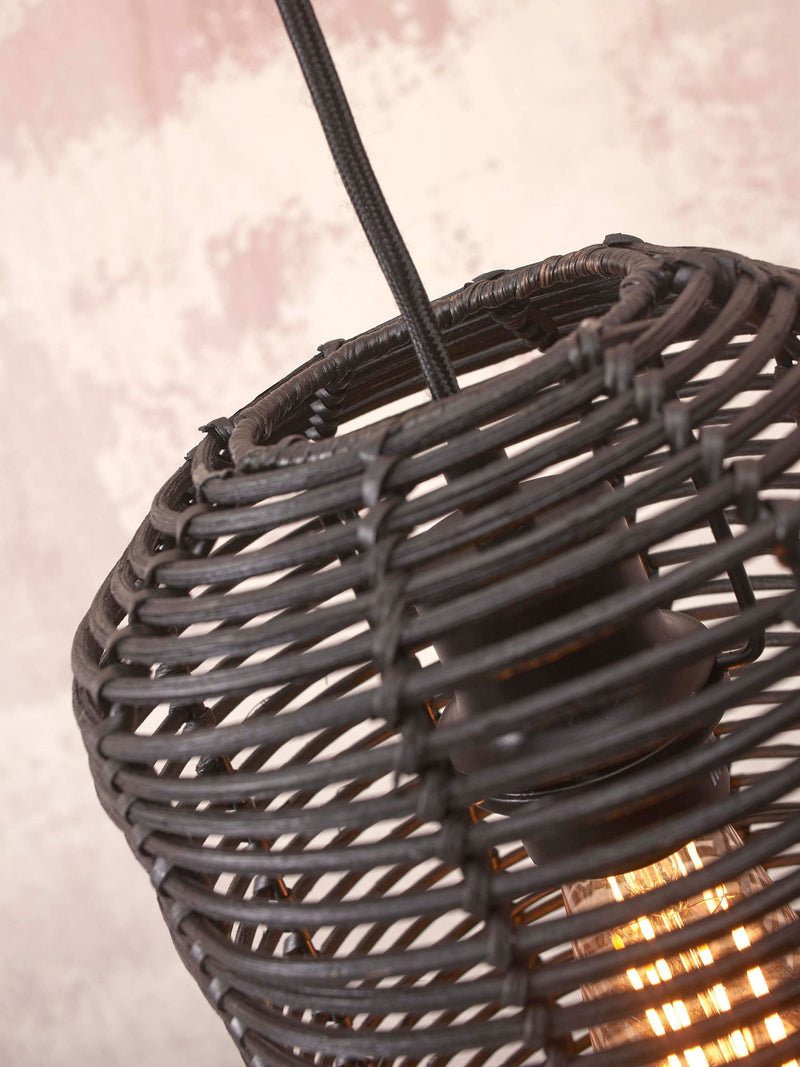 Detailansicht der schwarzen Hängeleuchte Tanami von Good&Mojo mit geflochtenem Rattan-Schirm und durchscheinender Glühbirne.