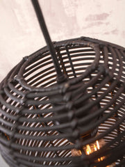 Detailansicht der schwarzen Hängeleuchte Tanami von Good&Mojo mit geflochtenem Rattan-Schirm und leuchtender Glühlampe.