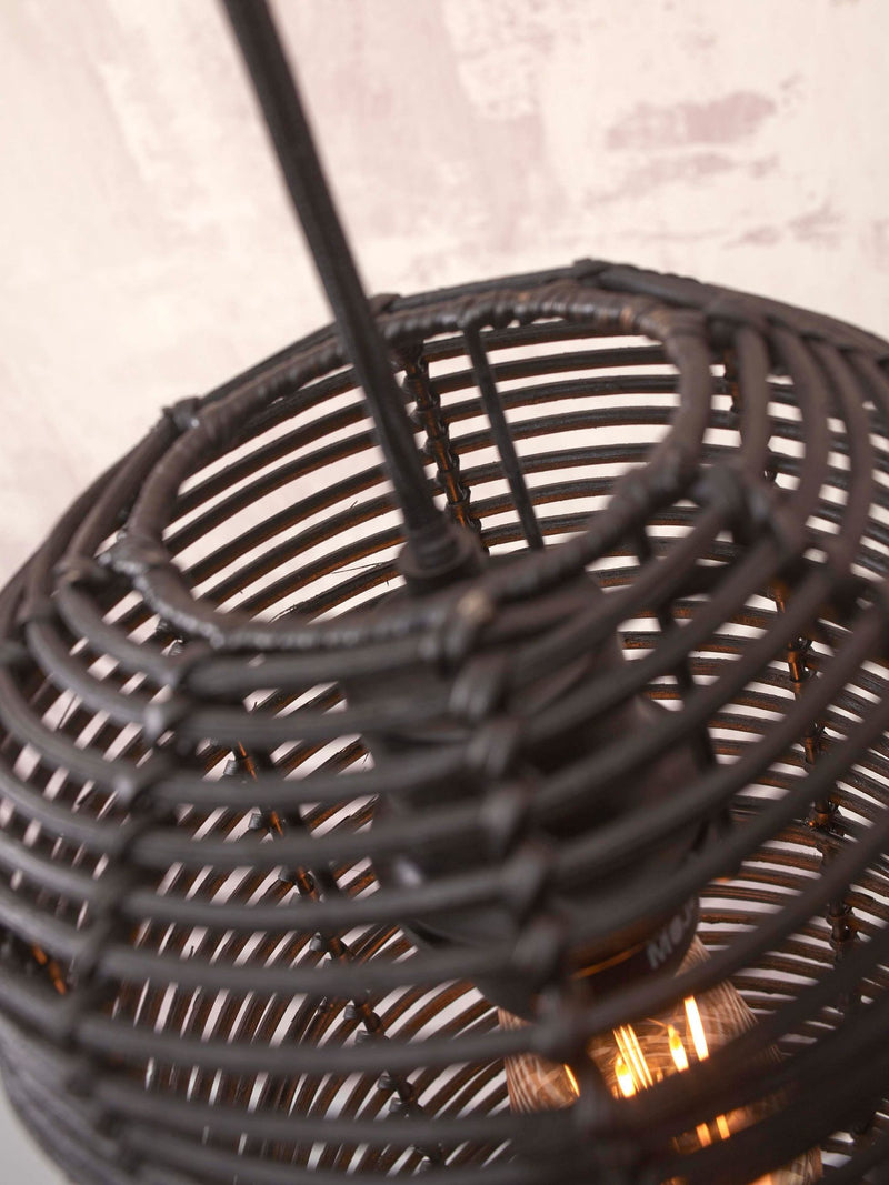 Detailansicht der schwarzen Hängeleuchte Tanami von Good&Mojo mit geflochtenem Rattan-Schirm und leuchtender Glühlampe.
