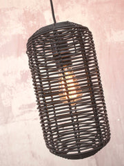 Good&Mojo Hängeleuchte Tanami in Schwarz mit geflochtenem Rattanschirm, eingeschaltete Glühbirne sichtbar, Gesamtansicht.