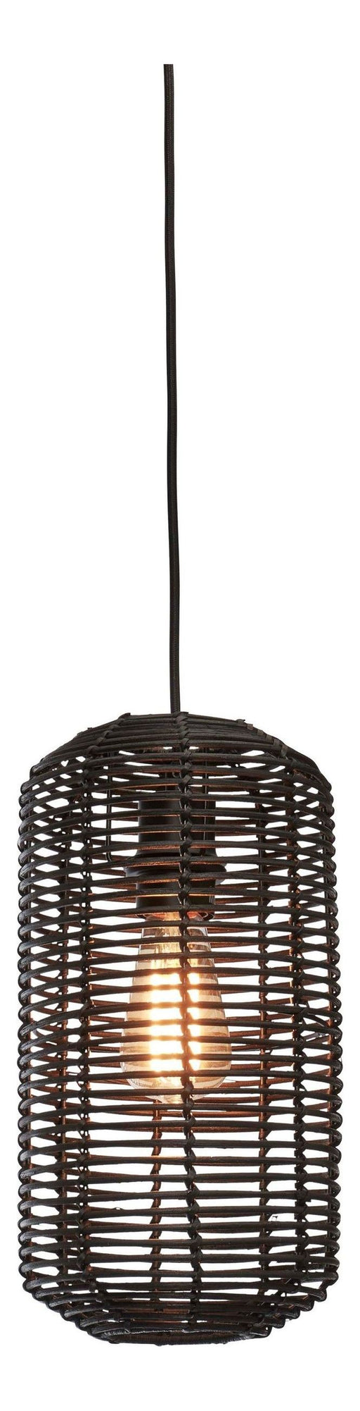 Schwarze Hängeleuchte Tanami mit zylindrischem Geflecht aus Rattan, darin eine sichtbare Glühbirne und ein Kabel nach oben.