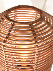 Detailansicht der Tischleuchte Good&Mojo Tanami: Rattan-Geflecht mit warm leuchtender Glühbirne im Inneren, Farbe Natur.