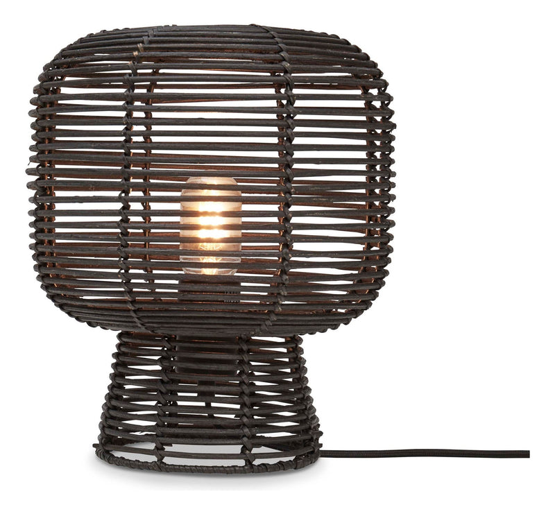 Tischleuchte Tanami von Good&Mojo aus schwarzem Rattan mit runder Gesamtform, sichtbarer Glühlampe und schwarzem Kabel.