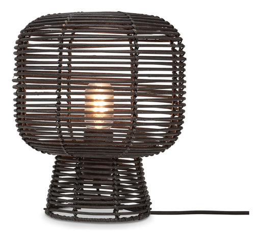 Tischleuchte Tanami von Good&Mojo aus schwarzem Rattan mit runder Gesamtform, sichtbarer Glühlampe und schwarzem Kabel.