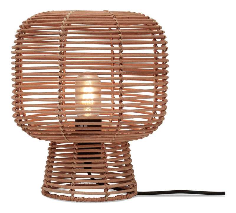 Tischleuchte Tanami von Good&Mojo aus naturfarbenem Rattan mit rundem Geflecht, eingeschaltet mit sichtbarer Glühlampe.