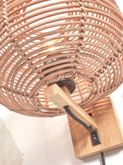 Detailansicht der Wandleuchte Tanami von Good&Mojo mit geflochtenem Rattanschirm, Eisenarm und Holzsockel mit Schalter.