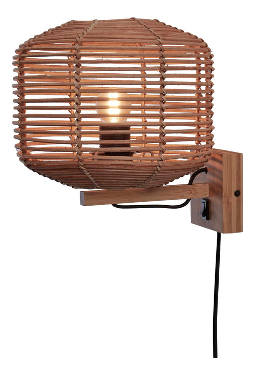 Wandleuchte Tanami von Good&Mojo mit rundem Rattan-Schirm in Natur, seitlich montiert mit Schalter und Netzkabel.